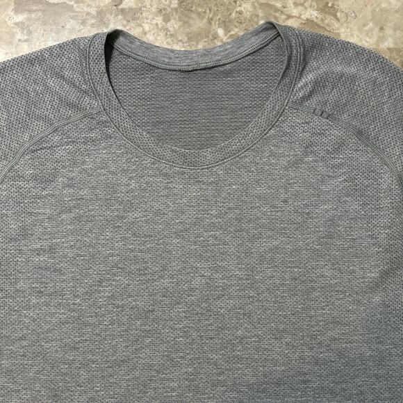 Lululemon Shirt Mens Medium Grey Metal Vent Tech Short Sleeve Gym Performance - Picture 1 of 9